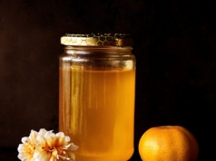 Simple foods that curb sugar cravings raw honey- healthy to eat